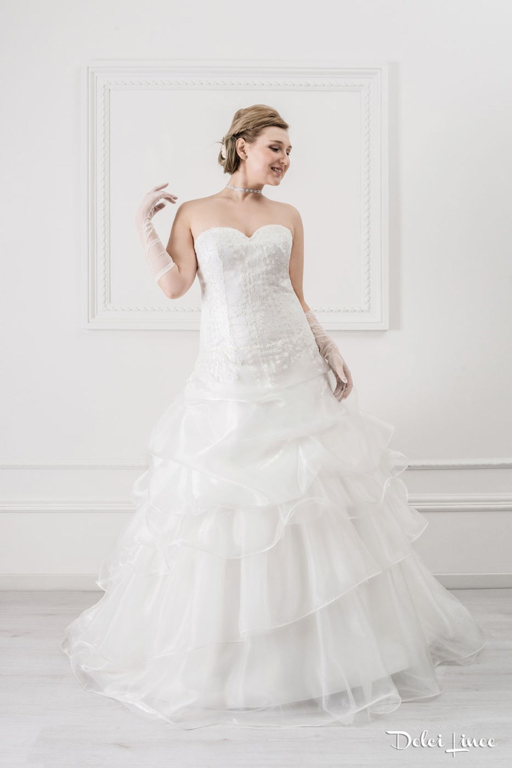 Dress with low-cut bodice and organza skirt. - LX21 