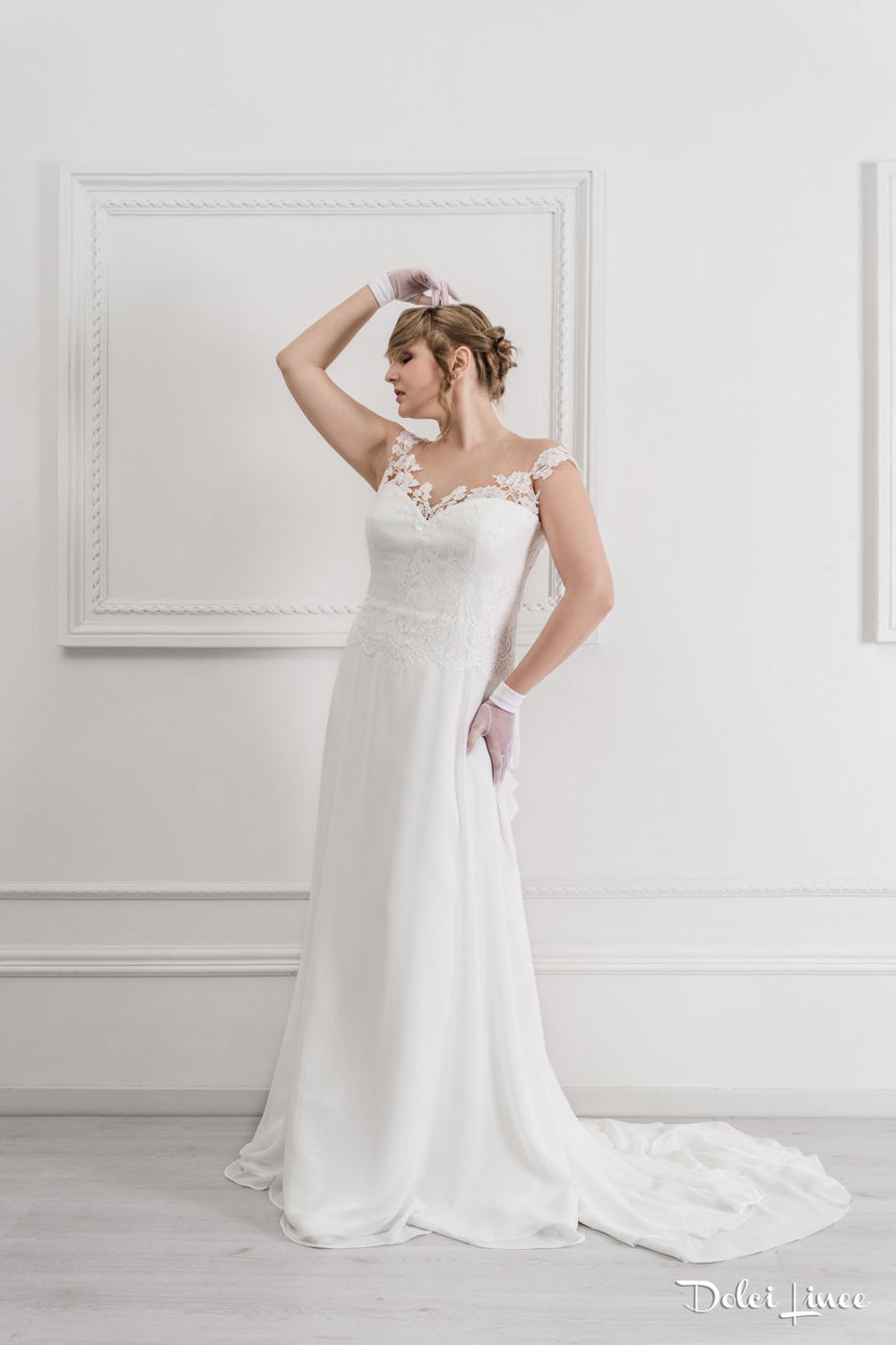 Dress in chiffon with a Chantilly lace bodice. - LX28 
