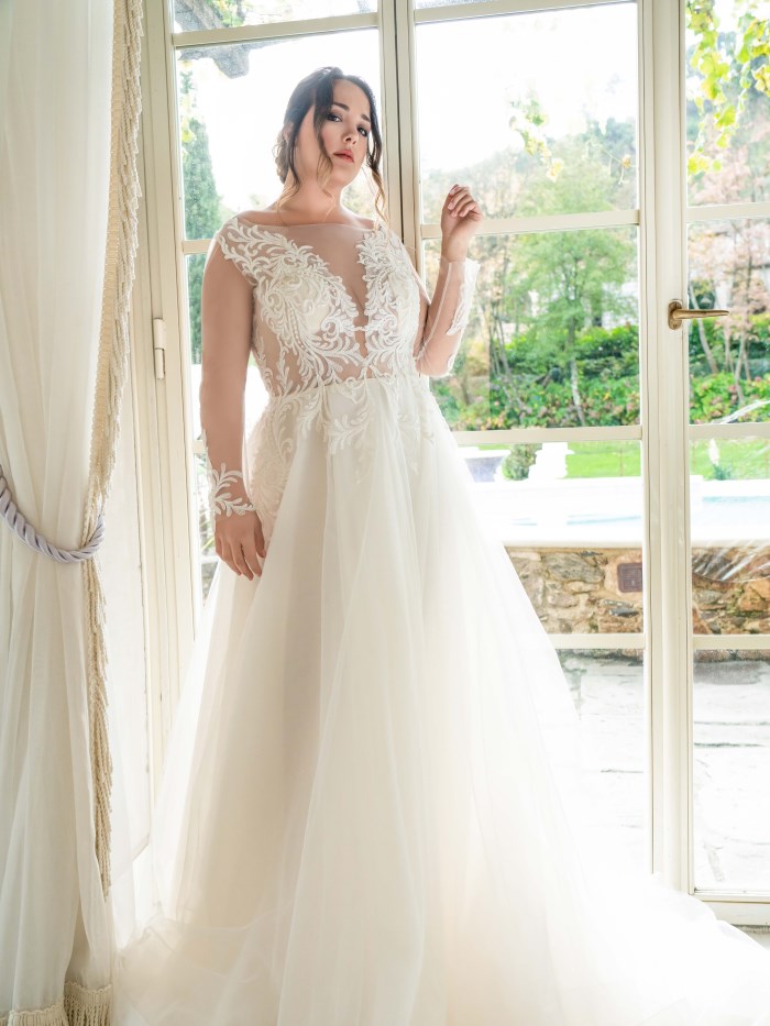 Abito in tulle avorio con applicazioni ricamate - LX082 